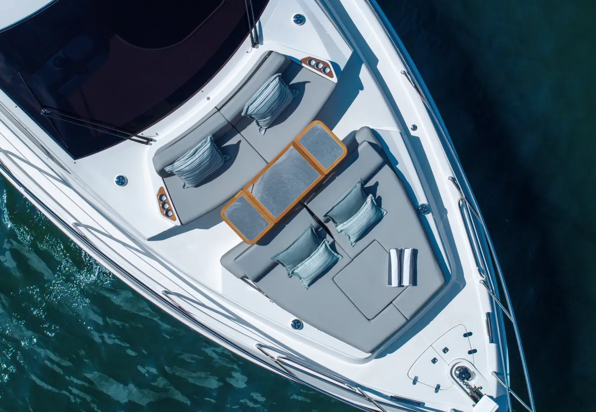 Intermarine 60 — Popa e proa (2 de 5)