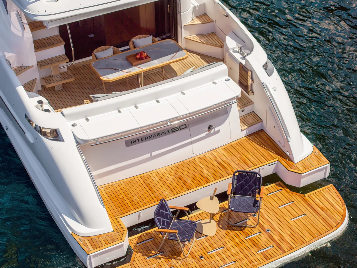 Intermarine 60 — Popa e proa (4 de 5)