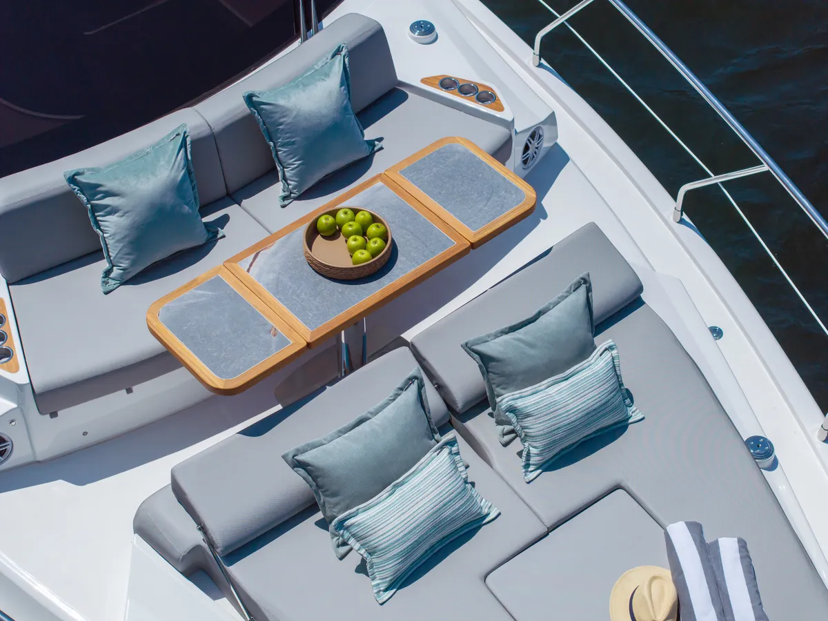 Intermarine 60 — Popa e proa (1 de 5)