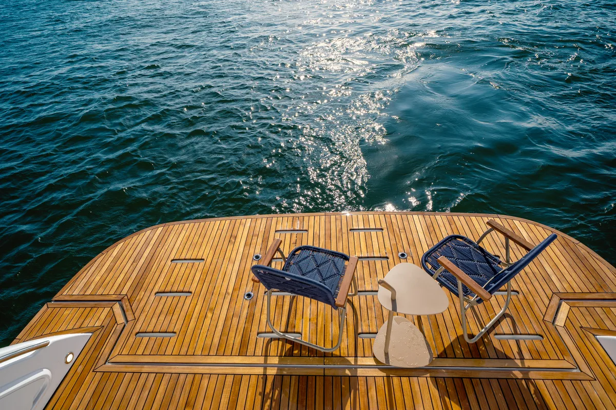 Intermarine 60 — Popa e proa (5 de 5)