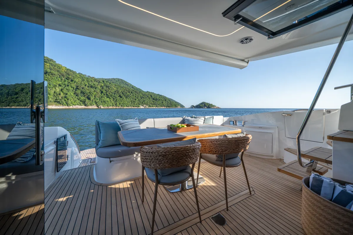 Intermarine 60 — Popa e proa (3 de 5)